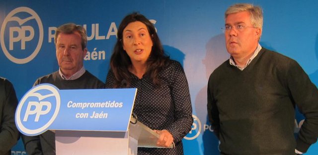 La secretaria general del PP-A, Loles López, en la rueda de prensa.