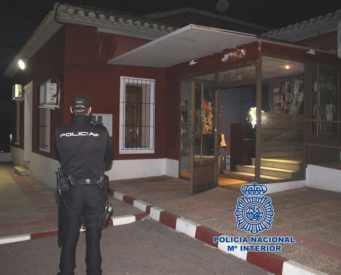 "La Policía Nacional Clausura Por Orden Judicial Un Club De Alterne En Los Baños