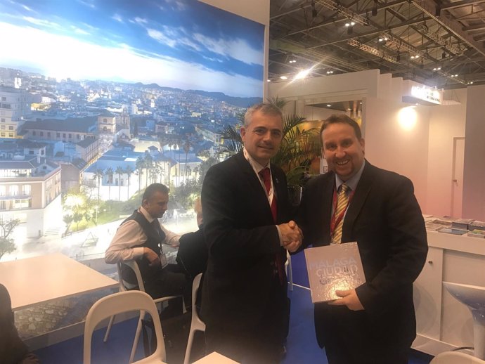 Julio Andrade firma acuerdo con wexcas Andrew Austen en WTM 2016