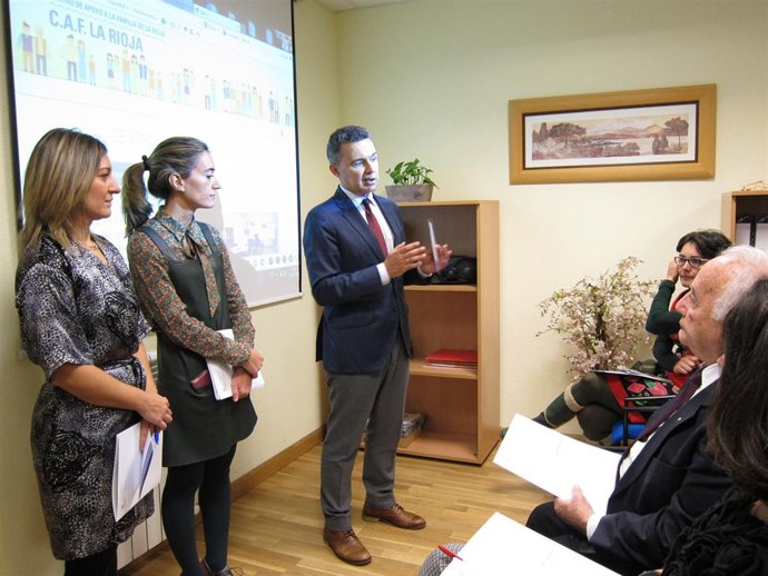 Escobar presenta a asociaciones el Centro de Apoyo a las Familias