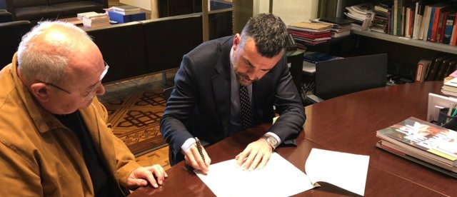 Santi Vila firma la recepción de la notificación del Juzgado 1 de Huesca