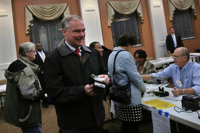 El senador Tim Kaine vota en Richmond (Virginia)