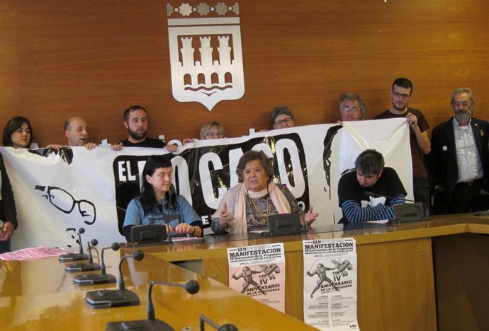 Cristina Almeida, con miembros de Stop Represión