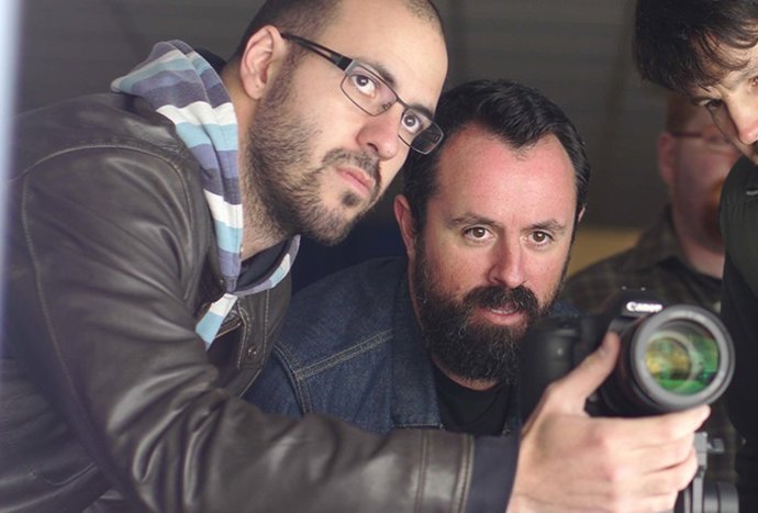 Los dos directores, Caye Casas y Albert Pintó, trabajando en un rodaje