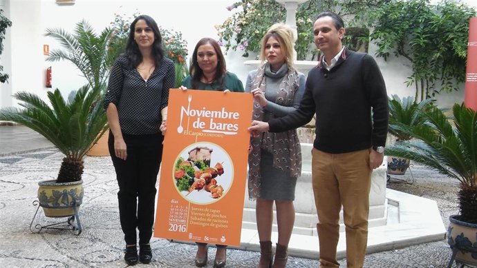 Carrillo (centro), durante la presentación de 'Noviembre de Bares'