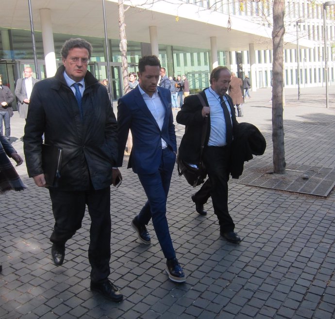 El exjugador del FC Barcelona Adriano Correia sale con sus abogados de declarar 