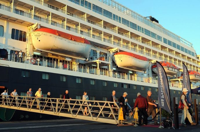 El buque Prinsendam en el puerto de Huelva