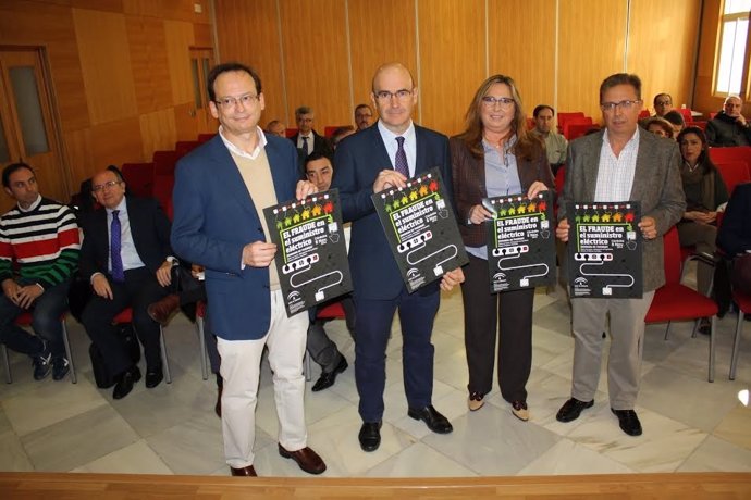 Carmona (centro) y Luna inauguran las jornadas