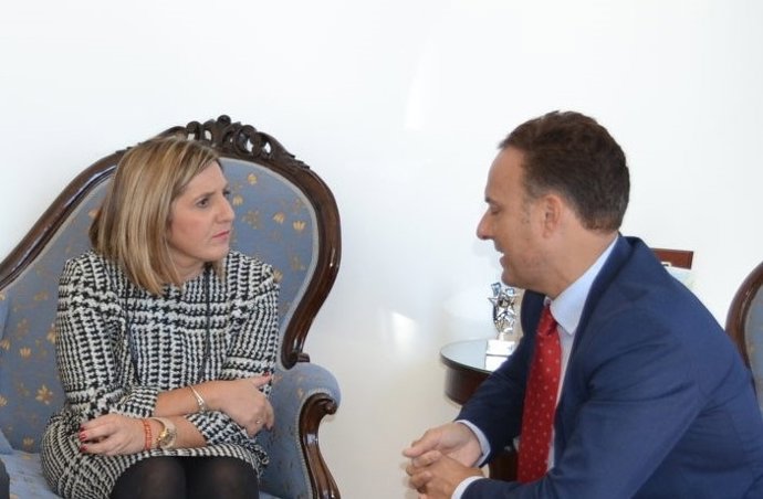 La presidenta de Diputación, Irene García, se reúne con el alcalde de El Puerto