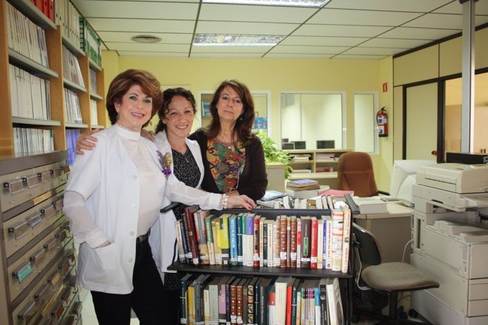 Voluntarias de la biblioteca del paciente en el Hospital Virgen de la Victoria.