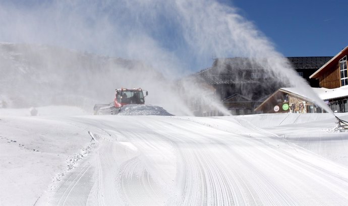 FOTO GALERÍA. Las Máquinas Pisapistas Empiezan A Trabajar La Nieve En Sierra Nev