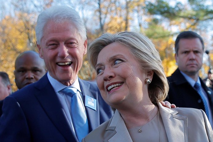 Hillary Clinton acude a votar junto a su marido