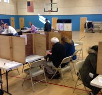 Sanders deposita su voto por Clinton