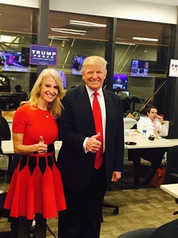 Trump y su jefa de campaña, Kellyanne Conway, durante la noche electoral