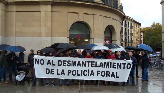 Concentración de APF y SPF contra la Ley de Policía Foral