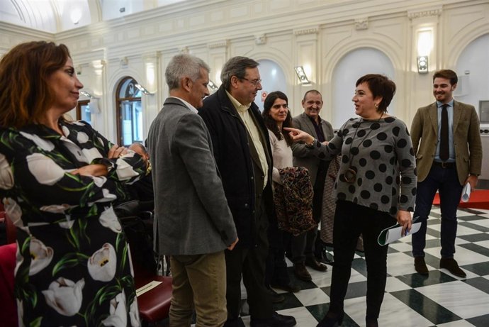 Sandra García saluda a entidades sociales en la reunión sobre el Valle del Darro
