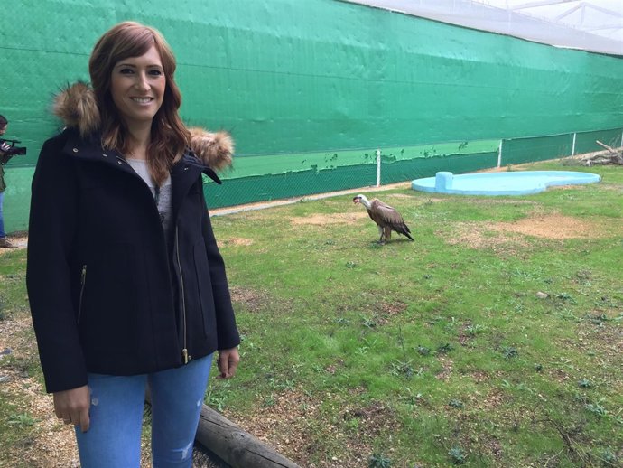 Rocío Jiménez junto a un buitre