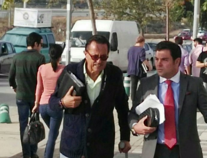 Julián Muñoz entrando en los juzgados