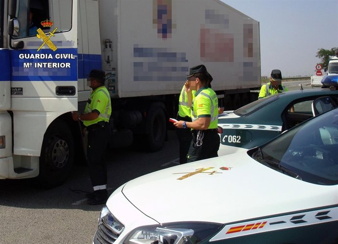 La Guardia Civil Intercepta Al Conductor De Un Trailer De 40 Toneladas Conducien
