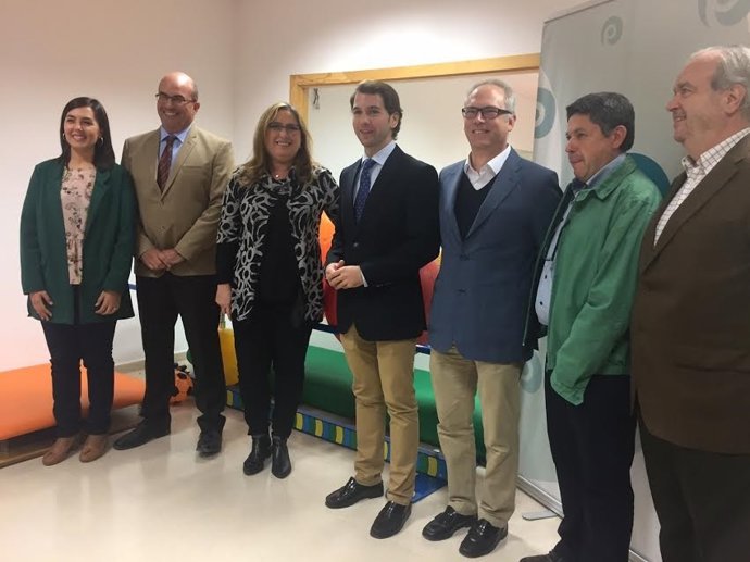 Luna (centro), junto a otras autoridades en la inauguración del nuevo centro