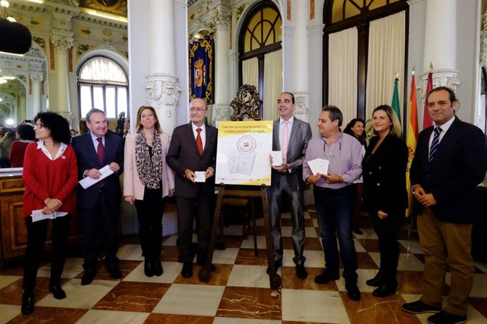 El alcalde junto a la concejala de Movilidad y el escritor de la campaña.