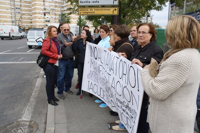 Oliva con los vecinos contrarios al tanatorio.