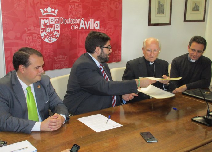 El presidente de la Diputación de Ávila y el obispo rubrican el convenio