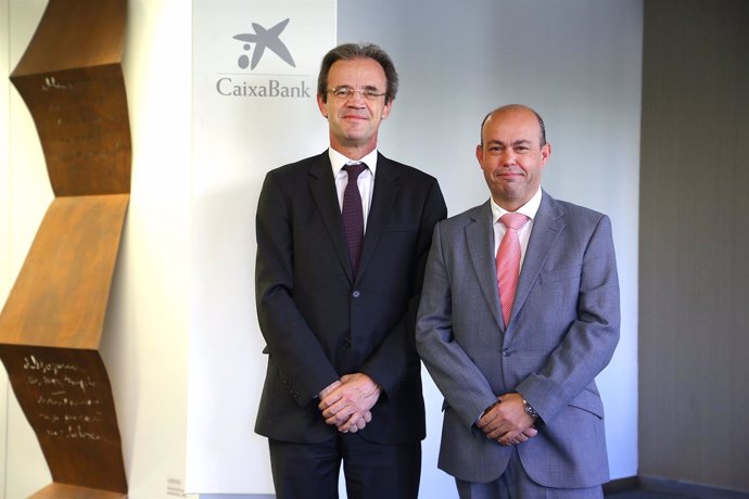 El presidente de CaixaBank, Jordi Gual, con el gaditano Antonio Valle