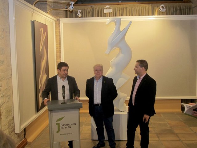 Reyes inaugura la muestra de esculturas de Miguel Fuentes del Olmo