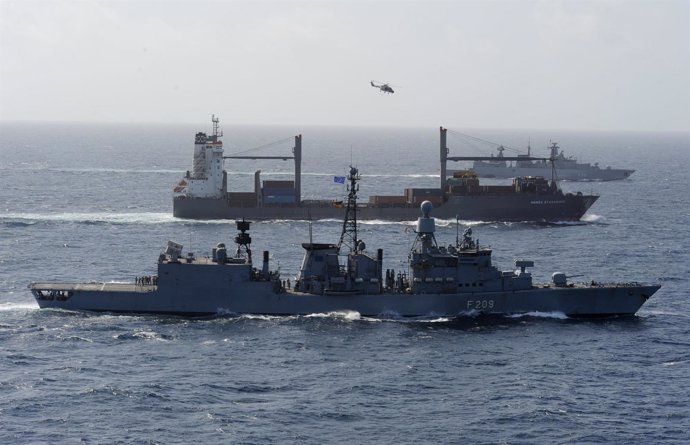 Barcos De La OTAN Escoltan A Un Carguero En El Indico, Cerca De Somalia
