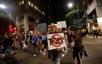 Miles de personas se manifiestan contra Trump en varias ciudades de EEUU