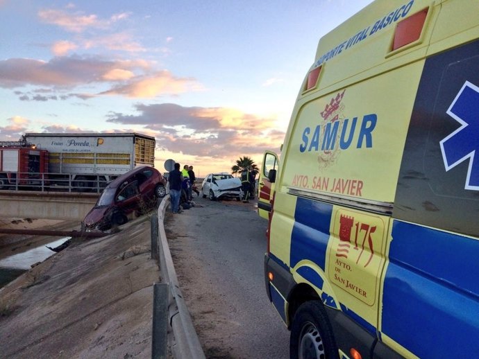 Imagen del accidente y del coche caído al canal del trasvase