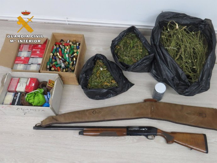 Droga y escopeta interceptada en un control por drogas en Torremontalbo