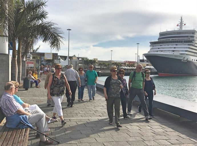 NP La Ciudad Espera En Tres Días A Un Crucero De Súper Lujo, Un Velero Para Hace