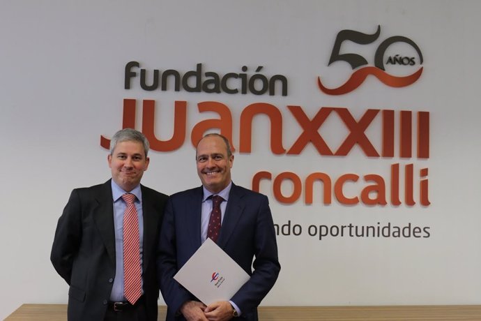 Firma del convenio entre Ibercaja y Fundación Juan XXIII Roncalli.