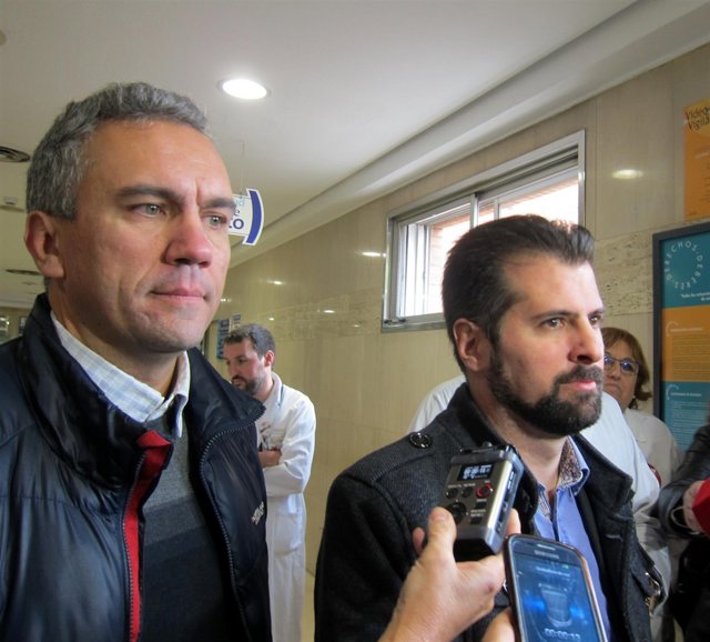 Tudanca (dcha) y Javier Izquierdo, tras entrevistarse con UGT en el Clínico. 