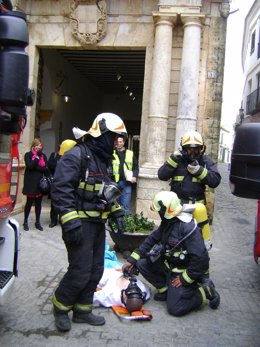 Los bomberos de Carmona en una actuación.