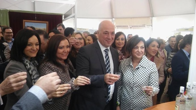 Ruiz, entre Ambrosio (dcha.) y Carrillo, y Crespín, en uno de los estand