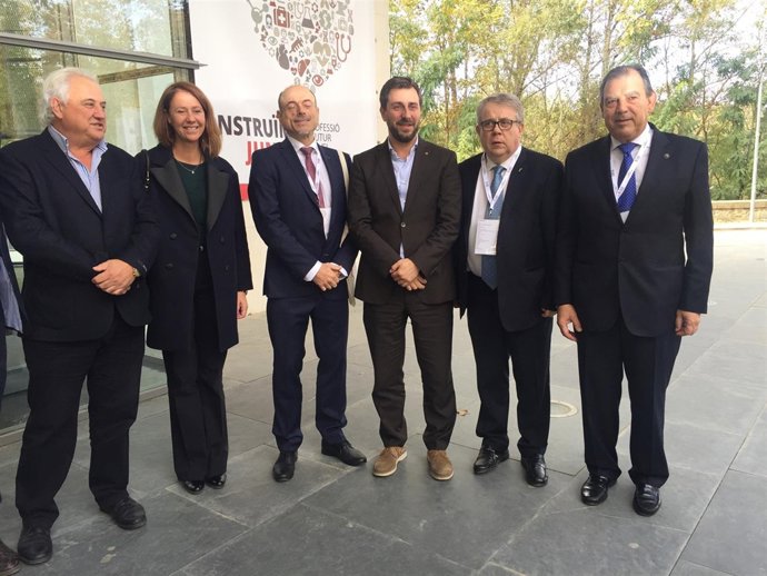 El conseller T.Comín y el pte.Del COMB J.Padrós en el Congreso Médico
