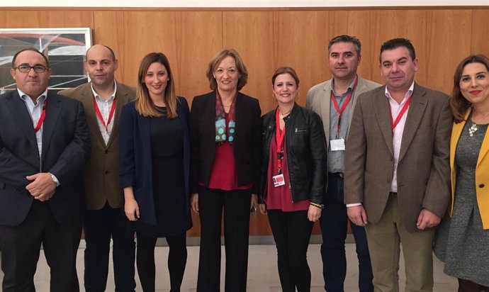 Carmen Ortiz, junto a representantes del sector de la uva pasa de Andalucía.