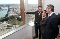 Espadas destaca la "manzana de oro" de Torre Sevilla, con la mitad de oficinas ocupadas y comercios adjudicados