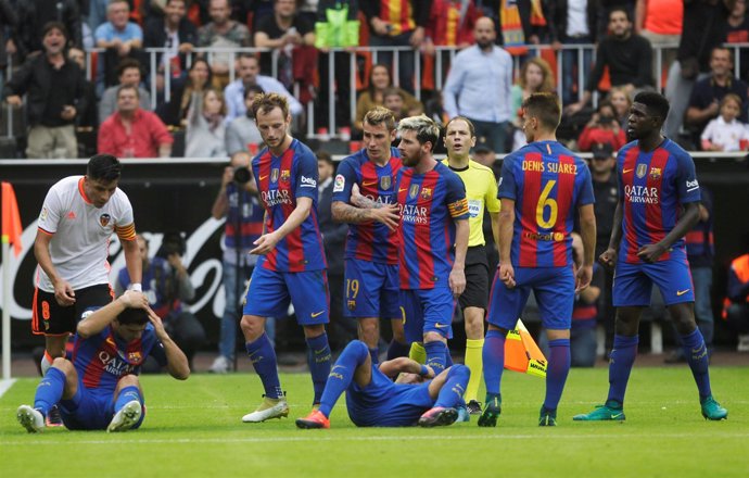 Neymar recibe un botellazo en Mestalla tras el 2-3