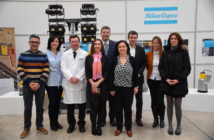 La dirección de la planta y representantes de las instituciones, en la visita.