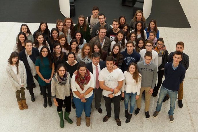 Avier Urra en la Universidad de Navarra, junto a alumnos.