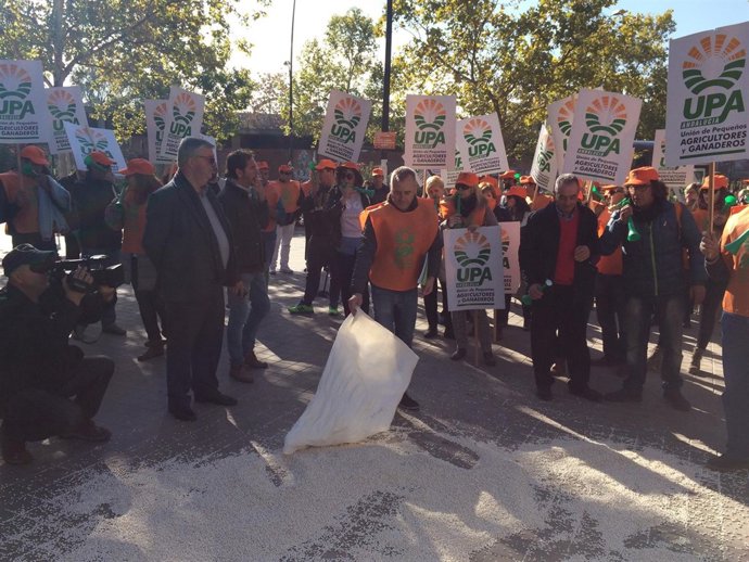 Protesta de agricultores y ganaderos en Granada