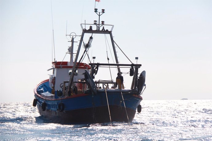 Barcos de arrastre del Mediterráneo extraen basura marina que Ecoalf hace tejido