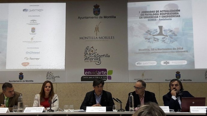 Autoridades en la mesa inaugural