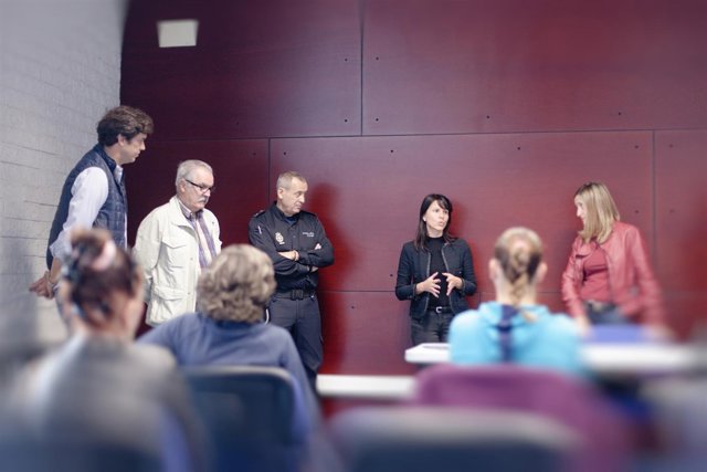 Un grupo de víctimas de violencia de género aprende técnicas de autodefensa.