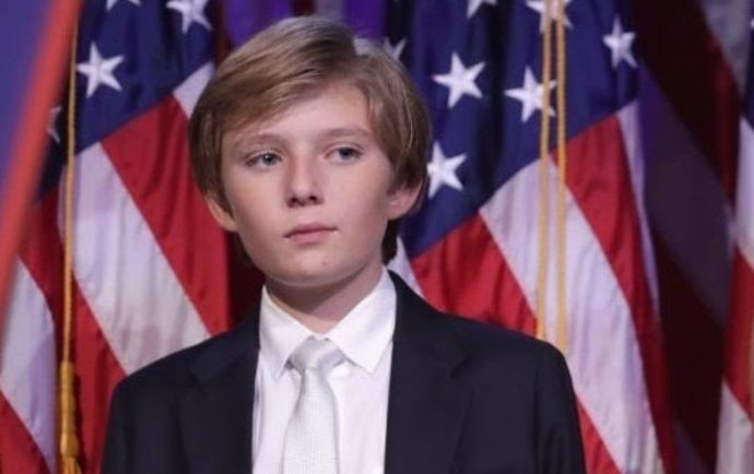Barron Trump, el hijo menor de Donald en el discurso de victoria de su padre