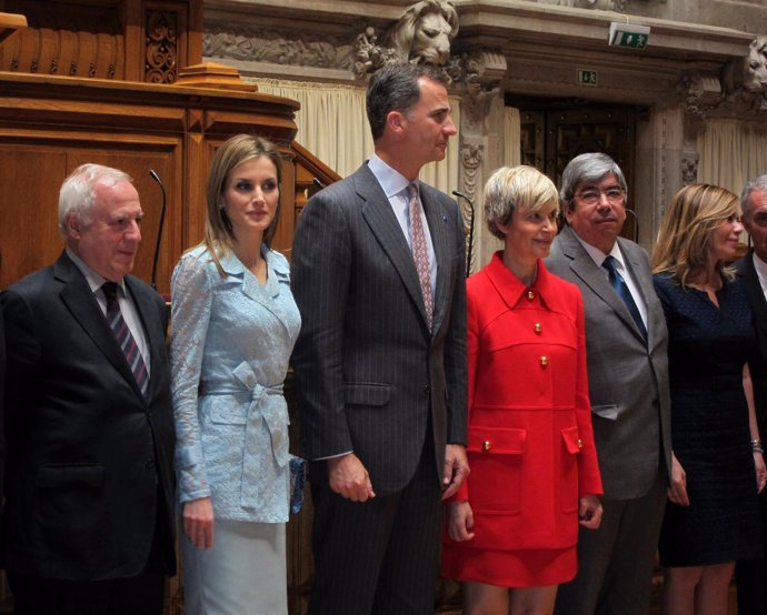 Los Reyes con la presidenta de Asamblea portuguesa y portavoces parlamentarios